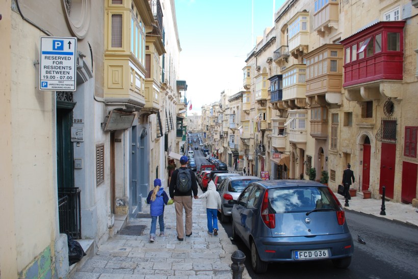 Continuing down Triq Ir-Repubblika. We are leaving the shops and government buildings and heading into a more residential area.